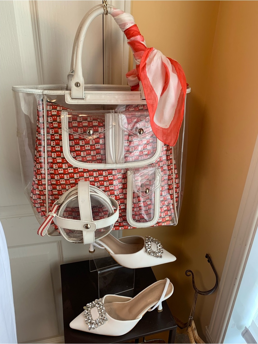 Bally VINTAGE Clear pvc tote White Trim pouch